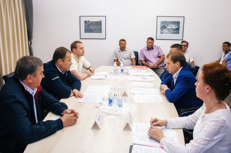 Руководитель корпорации «Роскосмос» Игорь Комаров (слева за столом переговоров) и губернатор Амурской области Александр Козлов (справа) договорились об участии амурских предприятий в строительстве II очереди космодрома Восточный.