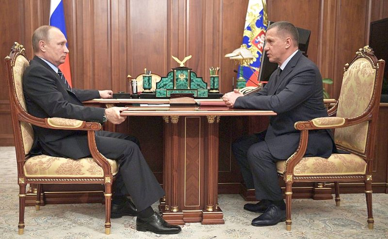 Владимир Путин с полпредом в ДФО Юрием Трутневым (справа).