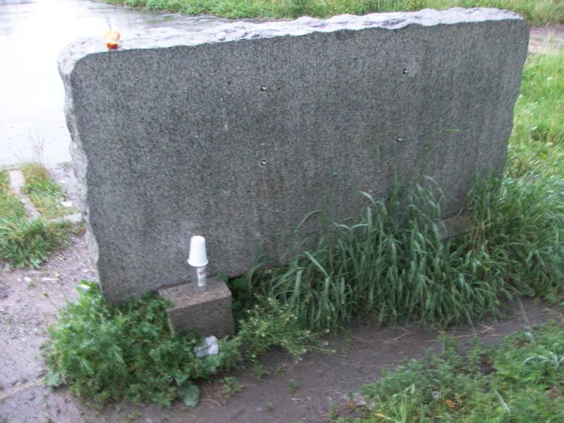 Так выглядит памятный монумент, когда гости приезжают внезапно...