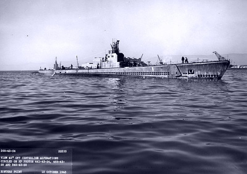 Американская подводная лодка «Херринг» (USS Herring, SS-233) в порту Хантерс Поинт (Hutnters Point). Сан-Франциско, Калифорния, США, 12 октября 1943 года.