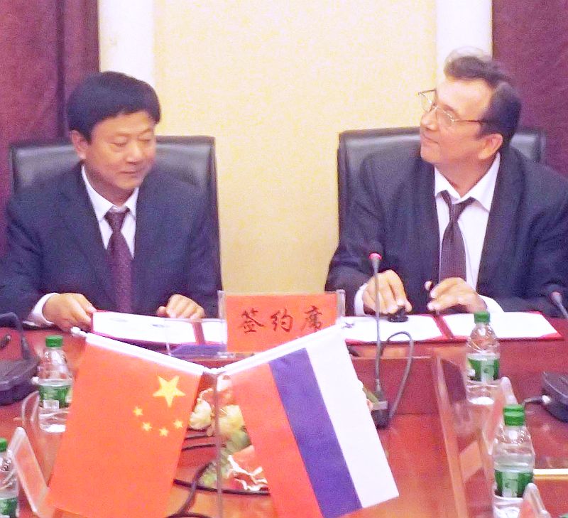 Итогом совещания стало подписание договора о сотрудничестве между «Заповедным Приамурьем» (справа директор ФГБУ «Заповедное Приамурье» Владимир Андронов) и заповедником «Саньцзян»