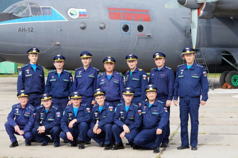 Военнослужащие смешанной авиационной эскадрильи и экипаж Ан-12БК «Спасатель челюскинцев летчик Светогоров»