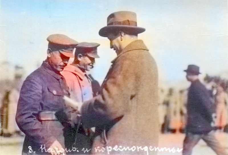 Журналисты Владивостока берут интервью у командира 1-й Забайкальской дивизии Алексея Глазкова, первым вошедшего во Владивосток 25 октября 1922 года. В этот день Приморье было освобождено от интервентов и белогвардейцев. Во Владивосток вошли части Народно-революционной армии (НРА) - завершилась Гражданская война.