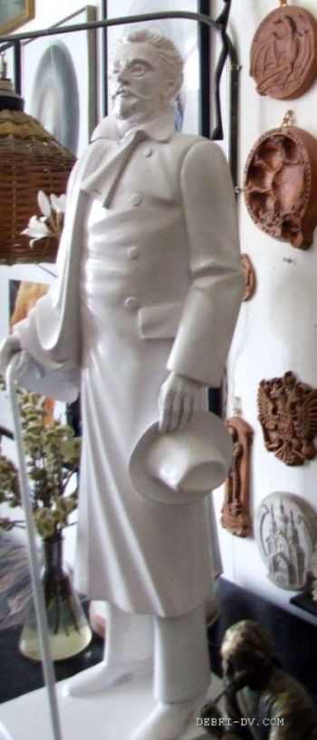 Скульптурная композиция «Чехов на Амуре» автора Владимира Бабурова. По задумке автора, писатель перед Амуром снял шляпу, припустил трость и глядит вдаль. / Фото Андрея Скорыны.