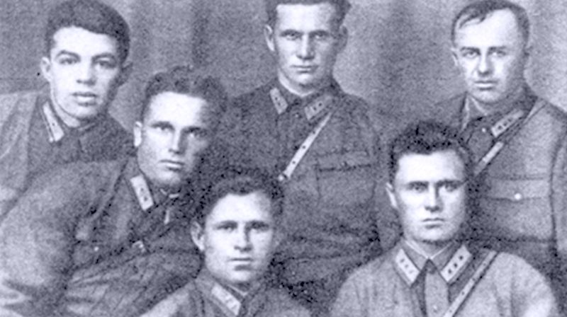 К.С. Анисимов - бортмеханик Каманина, затем Пивенштейна; П.А. Пилютов - бортмеханик Молокова; представитель 1-й военной школы авиатехников им. Ворошилова воен-инженер 2-го ранга Мелков; А.К. Разин - старший техник отряда Каманина; М.А. Руковский - бортмеханик Ляпидевского, Г.В. Грибакин - борттехник Каманина.