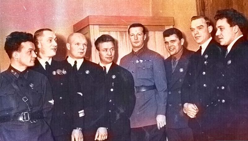 Герои-летчики: Н.П. Каманин (Герой №4/№2-медаль), М.Т. Слепнёв (№5), И.В. Доронин (№7), В.С. Молоков (№3), М.М. Громов (звание Героя Советского Союза присвоено 28 сентября 1934 года за «рекорд дальности» по замкнутому маршруту Москва-Рязань-Харьков, протяженностью 12,4 тыс. км, медаль №8), М.В. Водопьянов (№6), С.А. Леваневский (№2/№4), А.В. Ляпидевский (№1), слева направо.