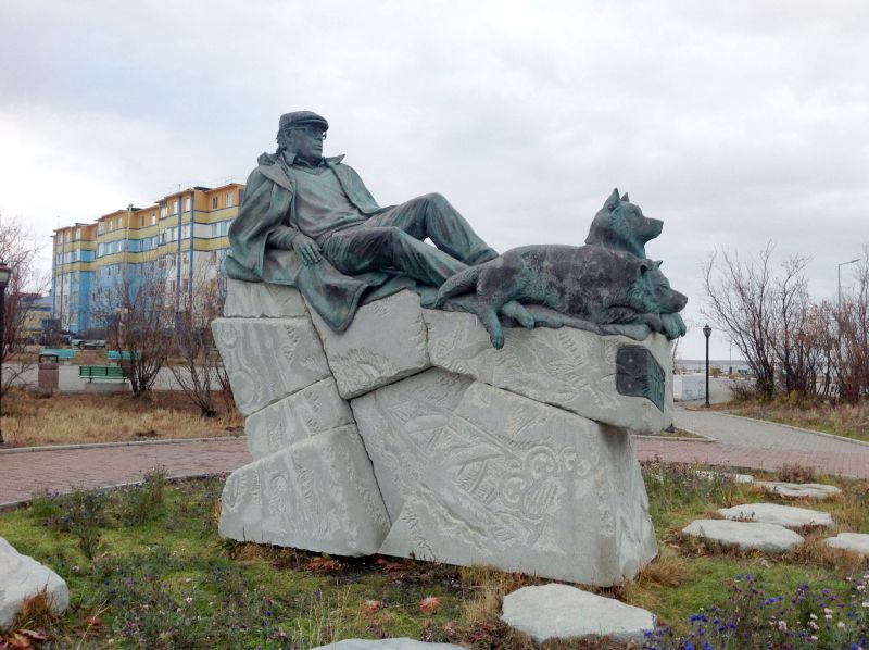 Памятник Рытхэу в центре Анадыря