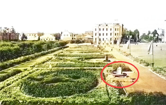 Площадь Сталина 1952 г., после реконструкции с памятником бойцам ОДВА