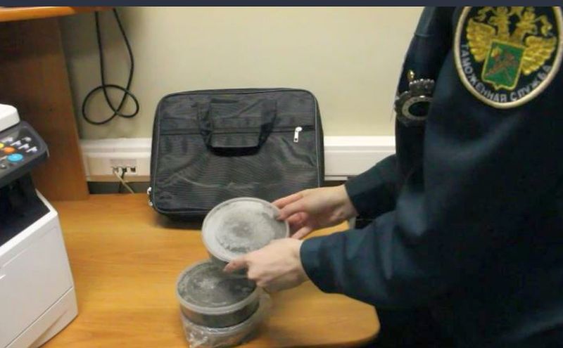 У пассажира в международном аэропорту Хабаровска нашли черную икру