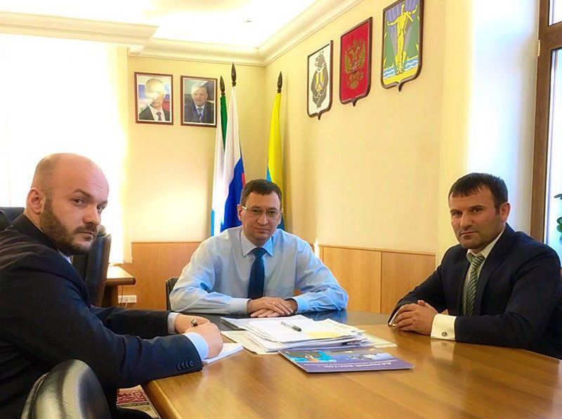 На встрече в администрации Комсомольска-на-Амуре глава города Андрей Климов (в центре), постпред Республики Дагестан в Хабаровском крае Бейдулах Исаев (справа) и руководитель краевого культурного Центра народов Дагестана Гамид Зейналов (слева).