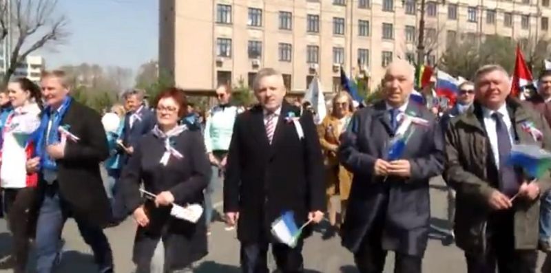 Первомай-2018 в Хабаровске. Доходы у возглавивших трудовые колонны: спикер Хабаровской краевой думы Сергей Луговской (второй слева) - 781,1 тыс. руб. в месяц, губернатор Хабаровского края Вячеслав Шпорт (в центре) - 1 млн руб. в месяц, мэр Хабаровска Александр Соколов (второй справа) - 634,3 тыс. руб. в месяц, депутат Госдумы от «Единой России» Юрий Березуцкий (крайний справа) - 406,9 тыс. руб. в месяц.