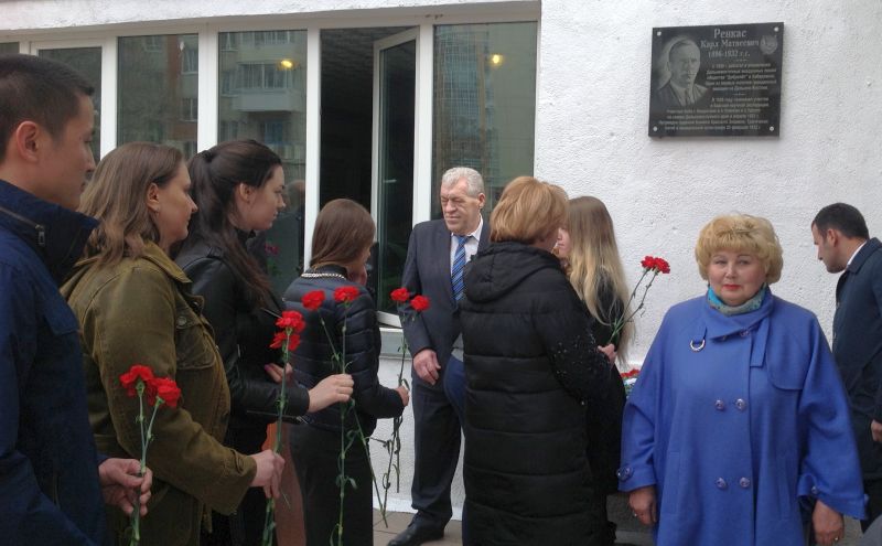 Возложение цветов к мемориальной доске Карлу Ренкасу в Хабаровске.