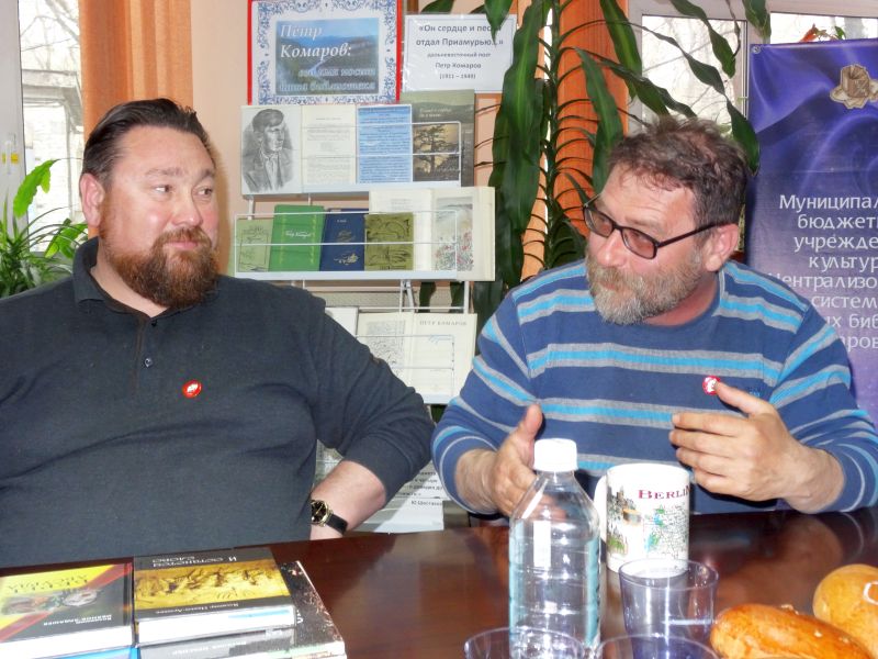 Липецкие писатели Александр Пономарев и Андрей Новиков (справа). Фото автора