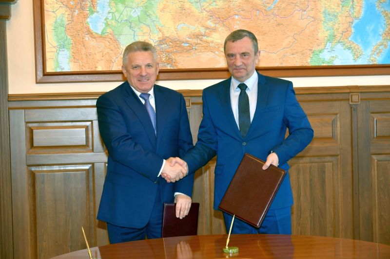 Губернатор Хабаровского края Вячеслав Шпорт и глава ДОСААФ Александр Колмаков.