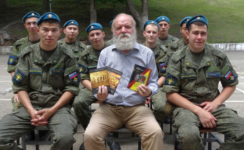 Писатель Владимир Иванов-Ардашев у защитников дальневосточного неба.