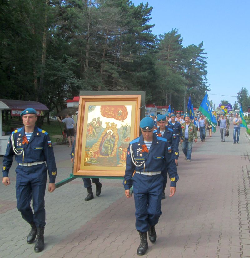 После молитвы, собравшей тех, кто привык жертвовать собой ради спасения других, образ пророка Илии пронесли во главе крестного хода с Комсомольской площади к гранитному обелиску «Черный тюльпан»