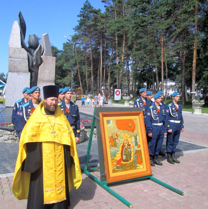 Большая храмовая икона святого Илии у обелиска «Черный тюльпан»