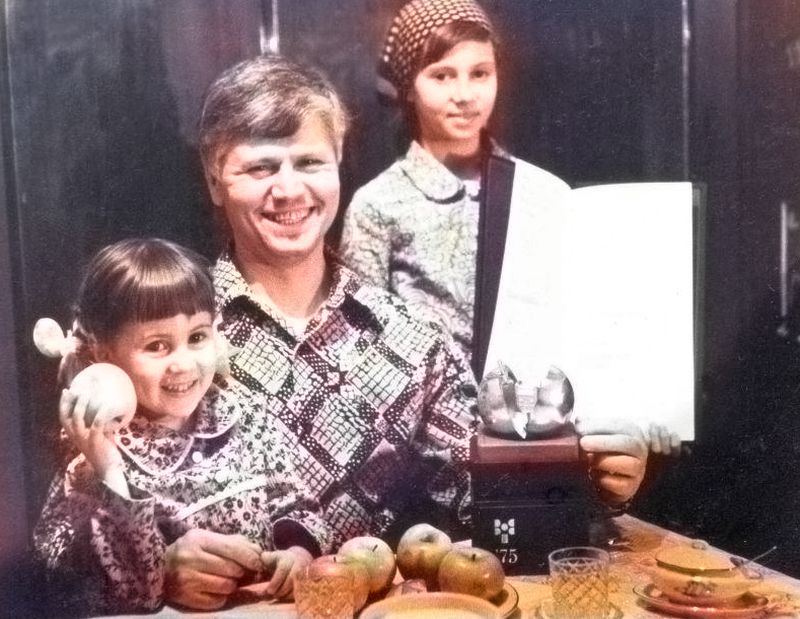 У дочерей яблоки простые, у папы Золотое! Геннадий Павлишин с дочерьми Натальей и Ириной. В руке - раскрытое «Золотое яблоко». Хабаровск. Апрель 1976 года.