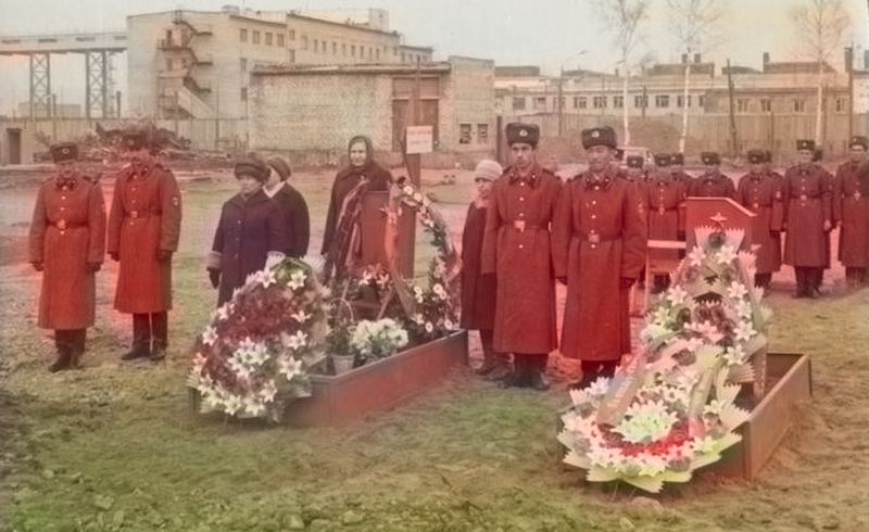 1986 год. Захоронения летчиков и С. И. Потеряхина на территории воинской части. Комсомольск-на-Амуре, Северное шоссе, 44.