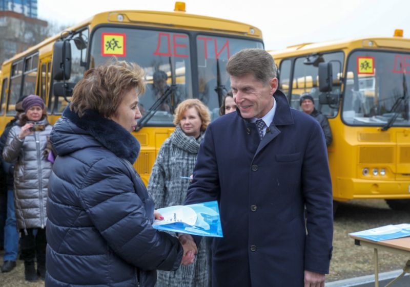 Олег Кожемяко передал 51 школьный автобус в районы Приморья