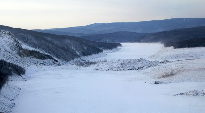На участке реки Бурея, где произошел сход грунта. / Нажмите, чтобы УВЕЛИЧИТЬ (нажмите, чтобы увеличить)