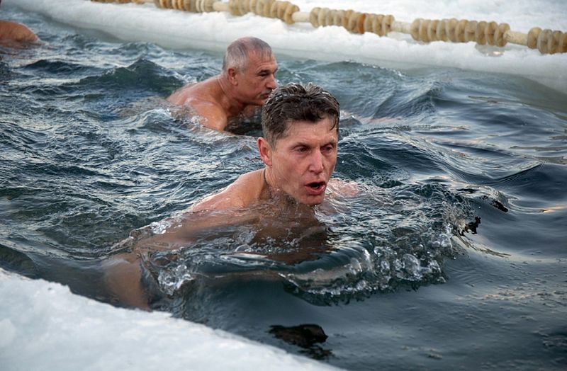 В открытии центра зимнего плавания «Косатка ДВ» приняли участие губернатор Приморья Олег Кожемяко (на первом плане) и президент Федерации зимнего плавания России Константин Сиденко. Фото: Александр Сафронов