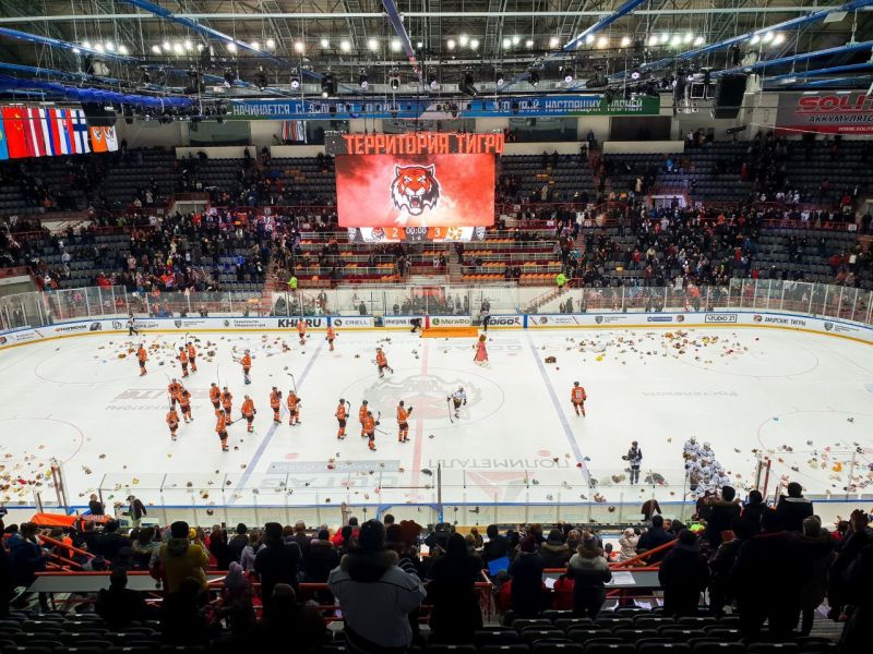 Традиционный мишкопад после матча. 1210 мягких игрушек отправили болельщики команды «Амур» на лёд.