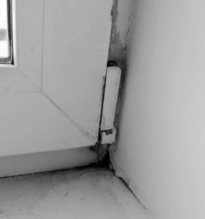 Окна… Вы только посмотрите, какие окна в отделении патологии новорожденных и недоношенных детей! А подоконники? Со сколами, где-то покрашены, где-то - нет