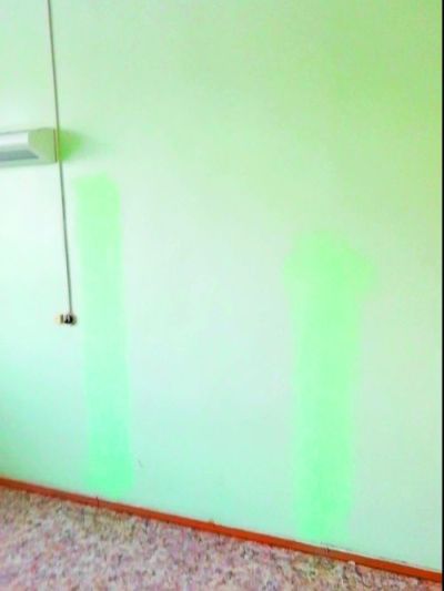 Длинный коридор отделения претерпел, скажем так, «заплаточный» ремонт