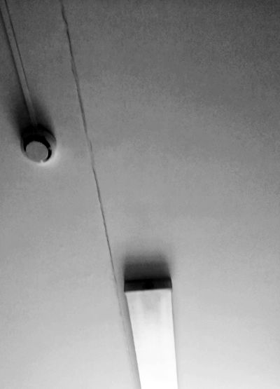 На потолке местами трещины, да и на стенах в некоторых местах тоже