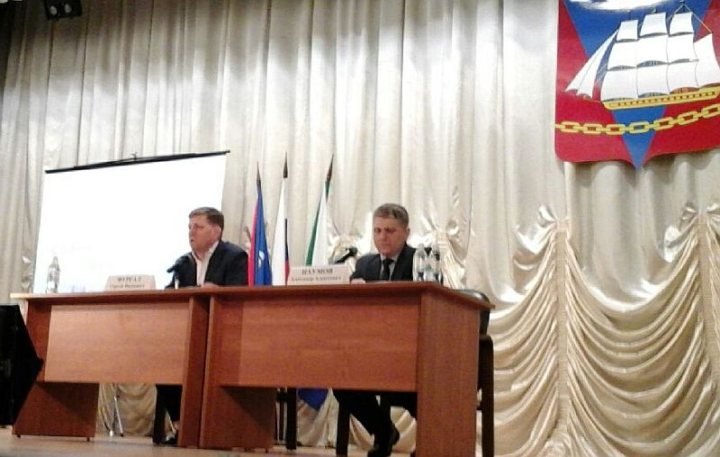 Ванино. Встреча с губернатором Сергеем Фургалом (на сцене слева), вместе с главой Ванинского района Александром Наумовым.