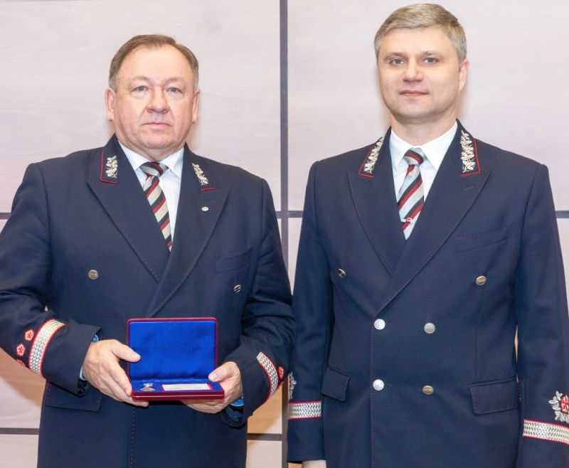 Начальник ДВЖД Николай Маклыгин (слева) второй раз удостоен высшей железнодорожной награды - знака «Почетный железнодорожник ОАО «Российские железные дороги». Вручил награду генеральный директор - председатель правления ОАО «РЖД» Олег Белозёров.