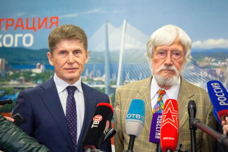 Олег Кожемяко встретил Жана-Мишеля Кусто на приморской земле. Фото Александра Сафронова (Администрация Приморского края)