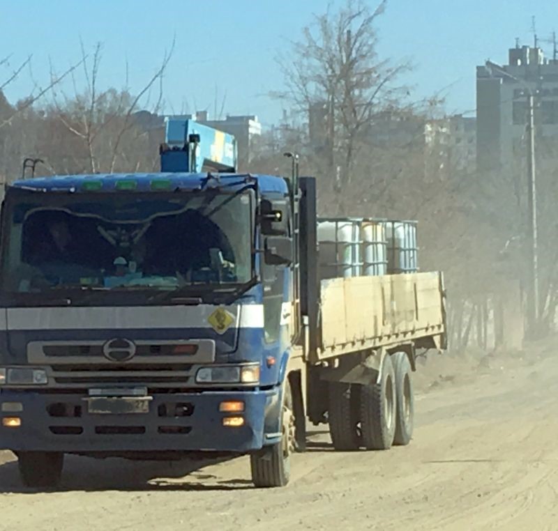 В кубо-емкостях непосредственно и осуществляет поставка реагента до МУП г. Хабаровска «Водоканал». Перевозят химраствор по Хабаровску на обычном грузовике.