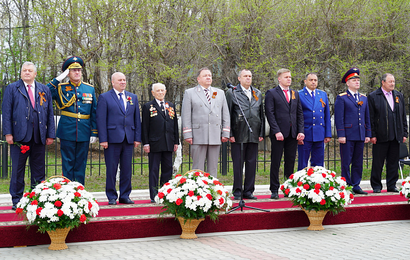 Цветы и поздравления хабаровским воинам-победителям