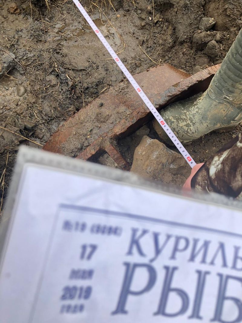 Еще под дорогой должен проходить трубопровод, в техзадании он указан из «труб безнапорных муфтовых из полиэтилена, диаметром не менее 350 мм». А по факту, торчат, похоже, бывшие в употреблении металлические трубы.