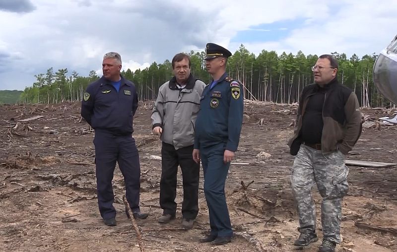 Вертолет Ми-8 МЧС России доставил научную экспедицию на место схода скального грунта в реку Бурея Верхнебуреинского района.