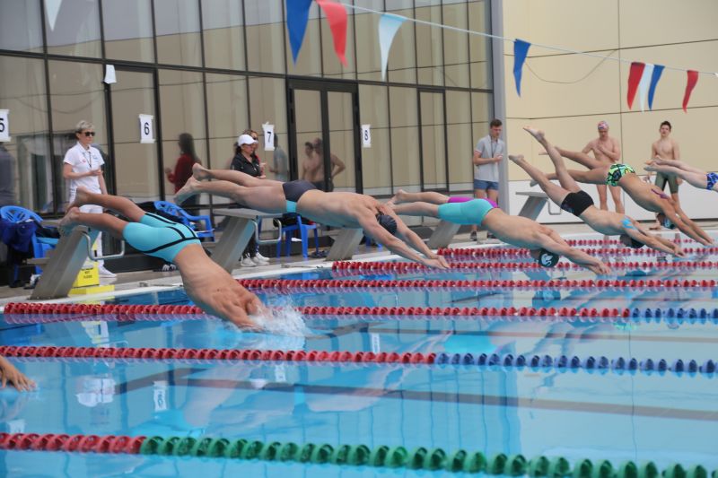 Открытый чемпионат Хабаровского края по плаванию впервые за 35 лет прошел на 50-метровых дорожках в открытом бассейне.