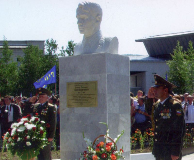 Бюст Героя Советского Союза В.П. Мирошниченко на привокзальной площади Тынды. Фото из открытых источников.