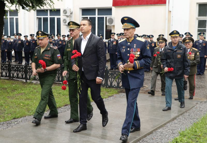 В Хабаровске в штабе 11-й армии ВВС и ПВО состоялась торжественная церемония открытия мемориального бюста Роману Филипову. (нажмите, чтобы увеличить)