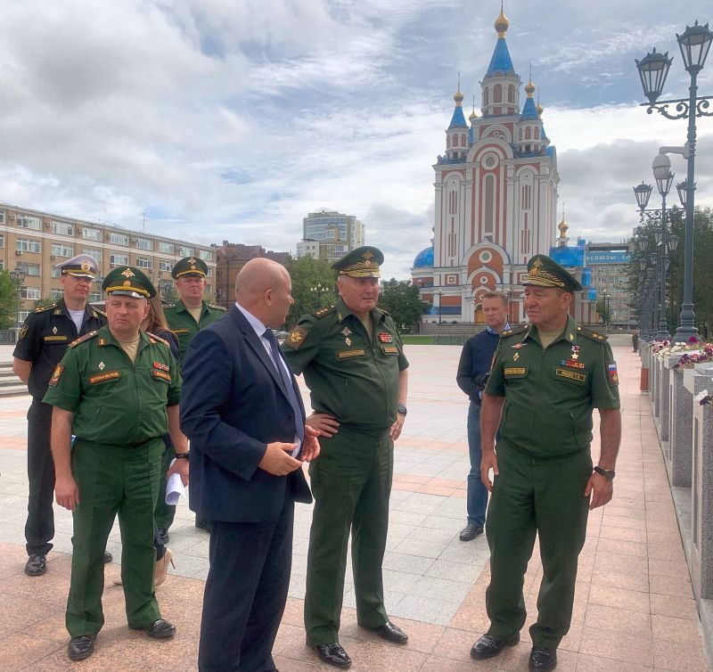 Вчера в Хабаровске в городском Центре патриотического воспитания состоялась встреча заместителя министра обороны РФ - начальника Главного военно-политического управления ВС РФ генерал-полковника Андрея Картаполова и командующего войсками ВВО Героя России генерал-лейтенанта Геннадия Жидко с юнармейцами