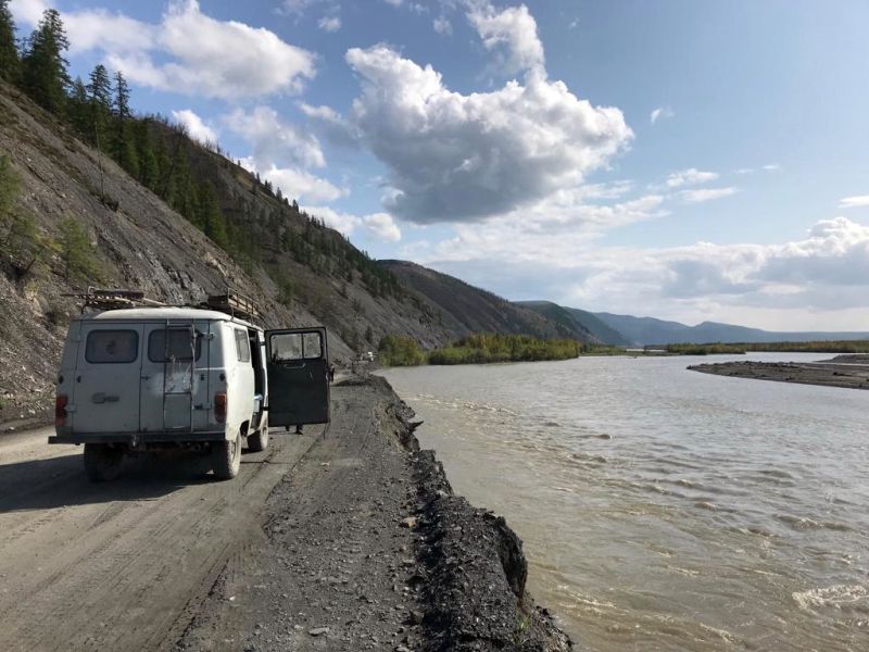 По маршруту от Усть-Неры до Сусумана (примерно 1083 км трассы) размыло дорогу. Пришлось ждать полтора часа. Фото Ксении Демидовой