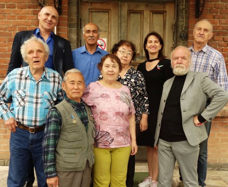 Вообще-то на учете в Хабаровском региональном отделении Союза писателей России свыше тридцати человек, а было около шестидесяти, но многие уехали, кого-то не стало. На снимке: в нижнем ряду слева направо поэты Александр Лозиков, Константин Бельды, Ирина Комар и прозаик Владимир Иванов-Ардашев, а в верхнем ряду прозаики Юрий Жекотов, он из Николаевска-на-Амуре, Виталий Краснер, поэтесса Мария Дечули, председатель НКО «Хабаровская региональная общественная организация «Грани творчества» Наталья Литвинова и публицист Станислав Глухов.