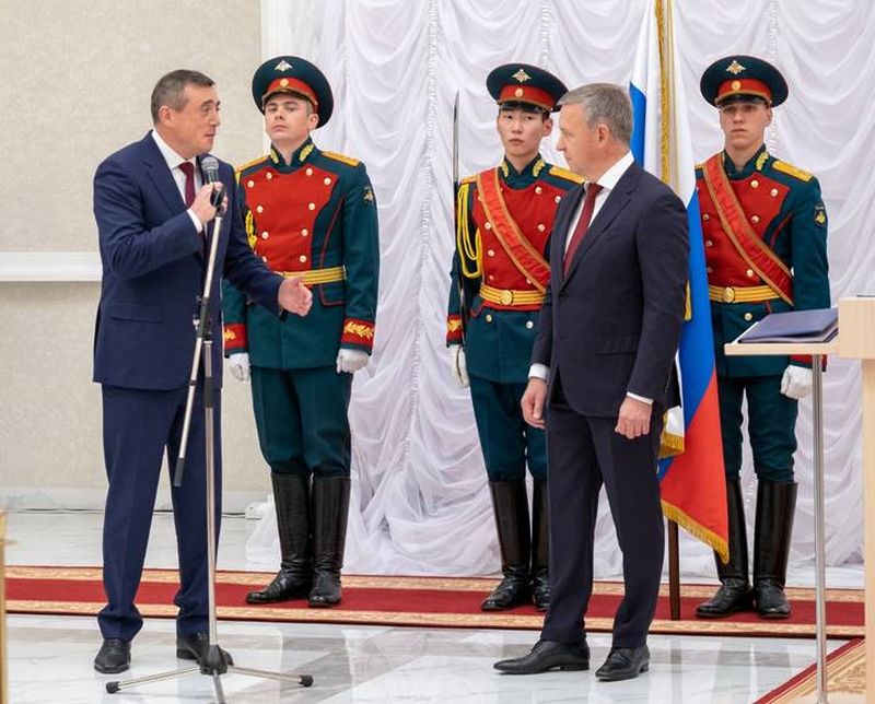 Губернатор Валерий Лимаренко (слева) поздравил Сергея Надсадина со вступлением в должность