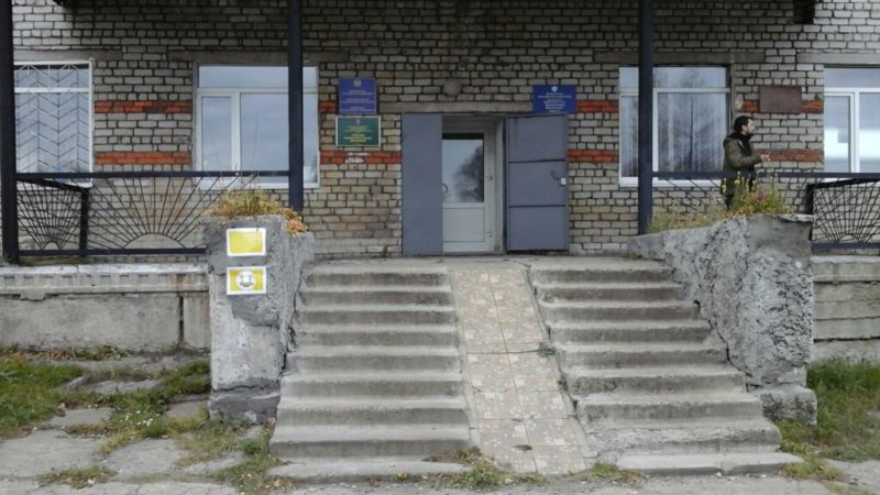 «Древний» вход с доморощенной спецтабличкой в Ванинскую районную прокуратуру и в Ванинскую транспортную прокуратуру. Фото 24.10.2019 г.