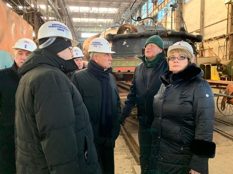 Елена Грешнякова (справа) посетила судостроительные (судоремонтные) верфи Приморского и Хабаровского края