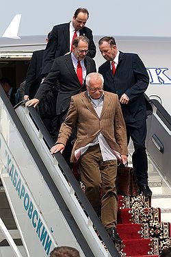 Для очередного саммита Россия—ЕС представители Еврокомиссии (впереди — президент Чехии Вацлав Клаус, за ним — Хавьер Солана) долетели до Хабаровска