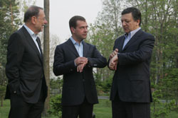 Верховный комиссар ЕС Хавьер Солана, президент РФ Дмитрий Медведев и председатель Еврокомиссии Жозе Мануэл Баррозу(слева направо) - время сверить часы. Фото: Завражин Константин