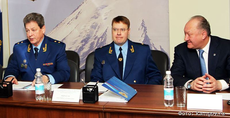 Губернатор Илюхин неформально общается с силовиками в элитном клубе