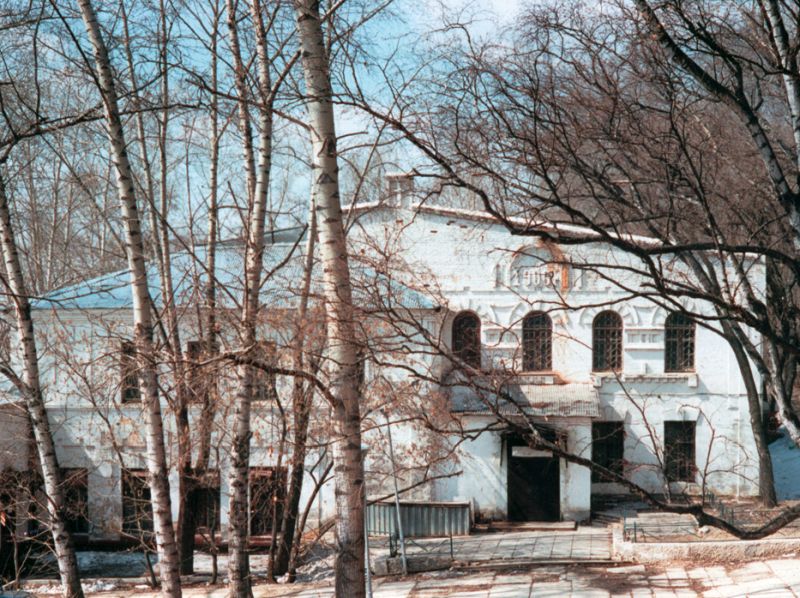 Первая хабаровская электростанция 1906 г. постройки, с 1952 г. здание использовалось под студию кинохроники. В 2004 г. снесено в связи с плохим техническим состоянием.